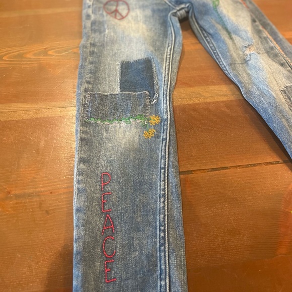 Super cute embroidered peace jeans - Picture 2 of 9